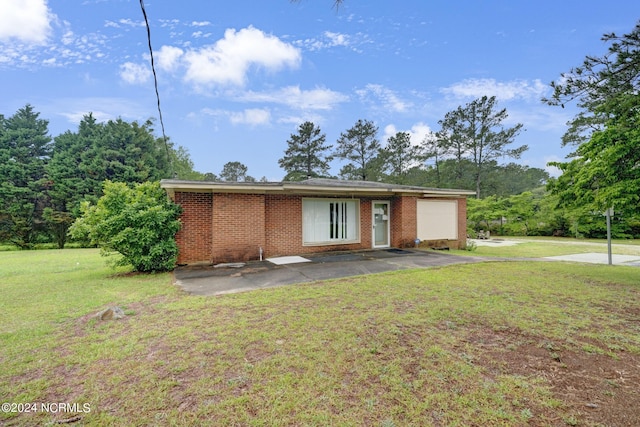 ranch-style house with a front yard