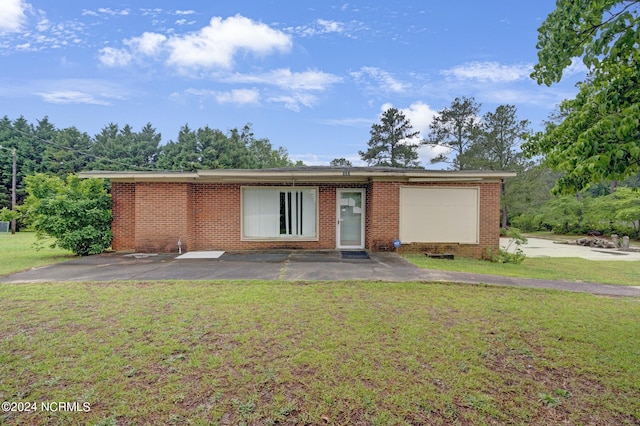 single story home with a front lawn