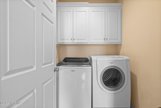 laundry room featuring cabinet space and washer and clothes dryer