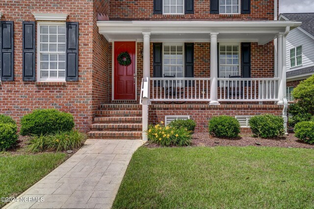 view of front facade featuring a front lawn and brick siding