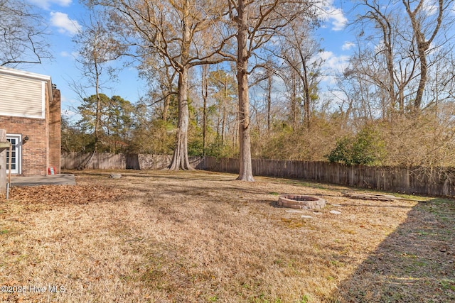 view of yard featuring a fire pit