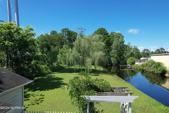 view of yard featuring a water view