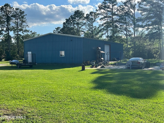 view of yard with an outbuilding