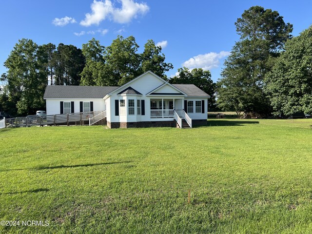 view of front facade featuring a front lawn