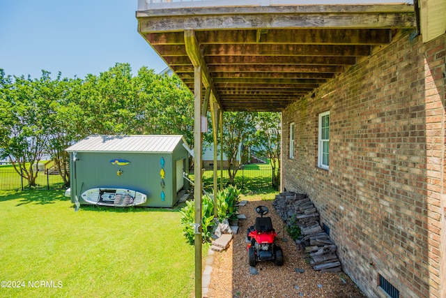 view of yard with an outbuilding