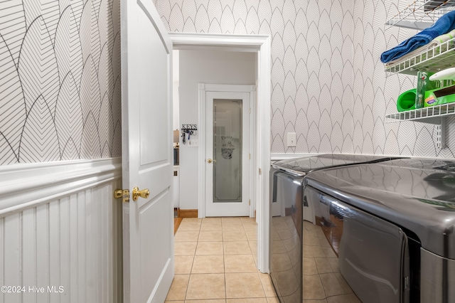 laundry room with light tile patterned flooring and independent washer and dryer