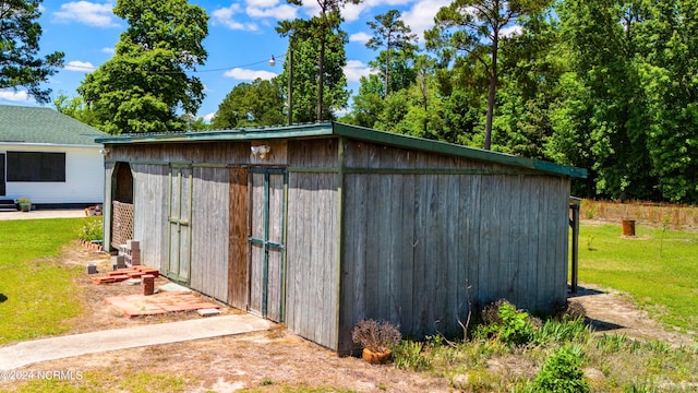 view of shed / structure featuring a yard