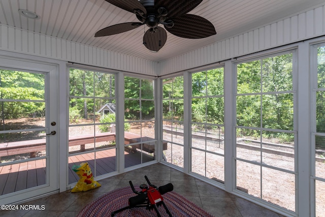 sunroom / solarium featuring ceiling fan