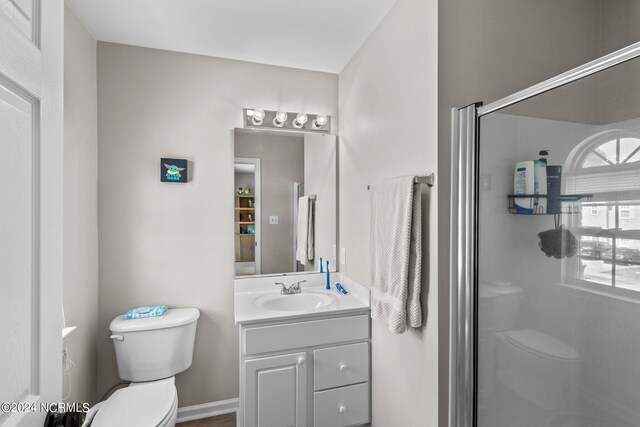 carpeted bedroom featuring a closet, ensuite bath, and ceiling fan