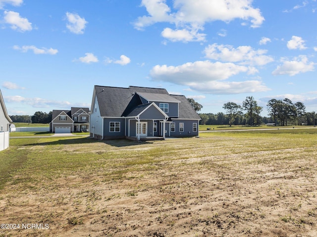 view of front of property featuring a front lawn