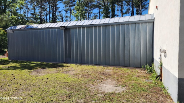 view of shed / structure featuring a lawn