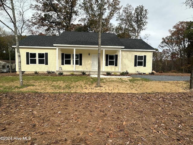 view of front facade with covered porch and a front yard