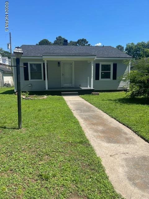 view of front of property featuring a front yard