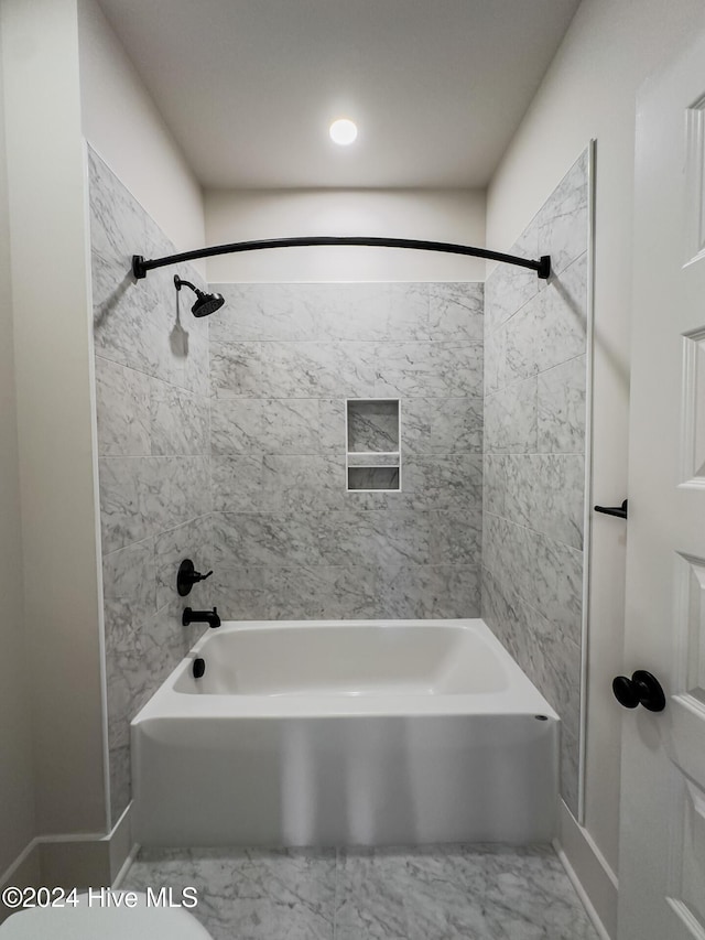 bathroom featuring tiled shower / bath