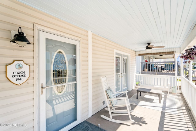 property entrance with ceiling fan and a porch