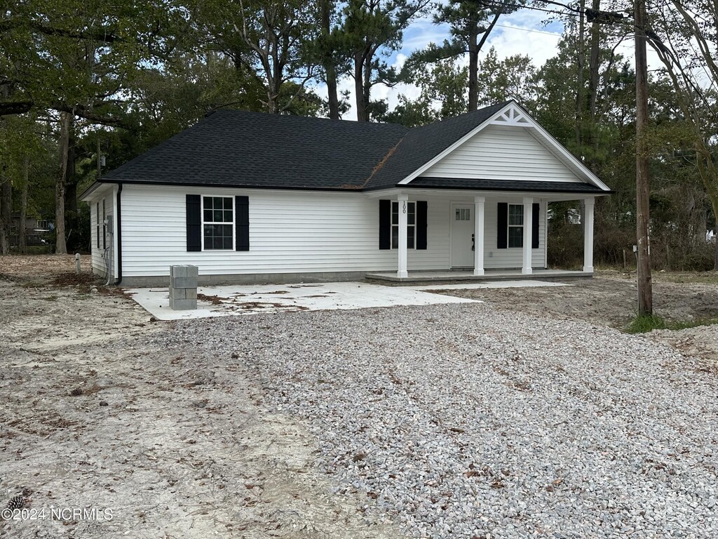 view of front of home featuring a patio