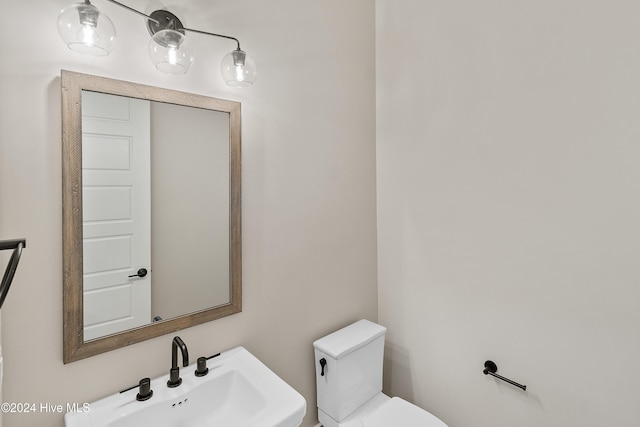 bathroom featuring toilet and sink