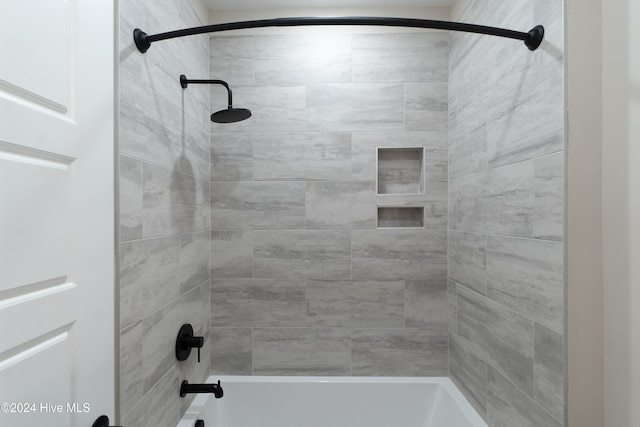 bathroom with tiled shower / bath