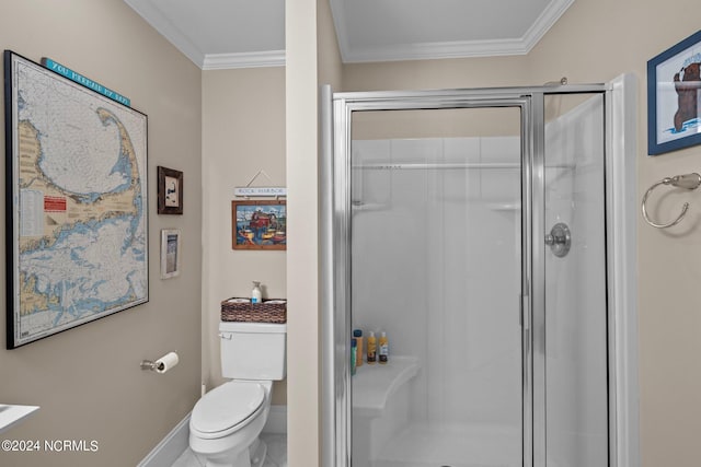 bathroom with crown molding, a shower with shower door, and toilet