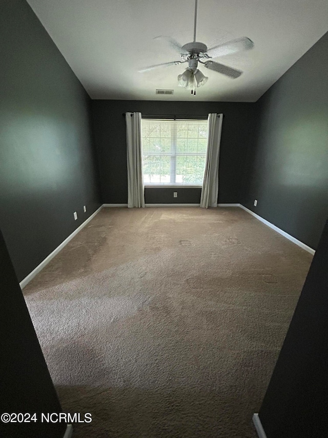 unfurnished room featuring carpet floors and ceiling fan