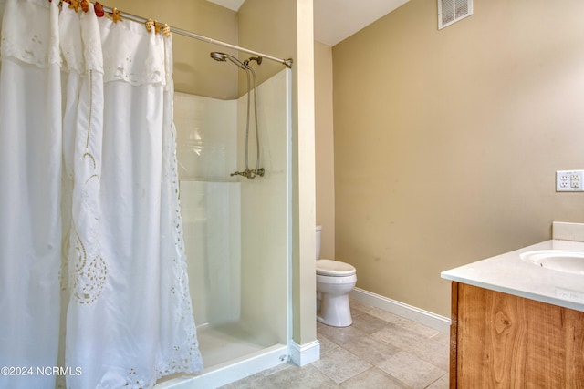 bathroom featuring a shower with curtain, toilet, and vanity