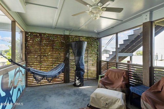 sunroom with ceiling fan