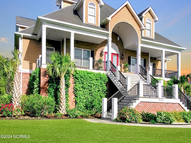 view of front facade featuring a front lawn