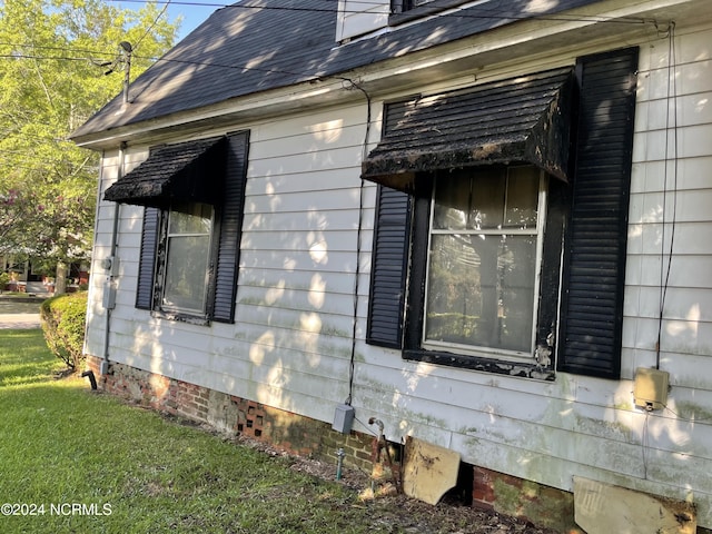 view of side of home featuring a lawn