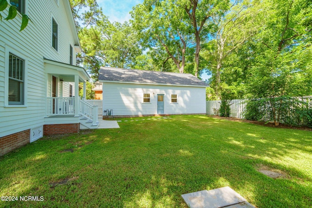 view of yard featuring an outdoor structure