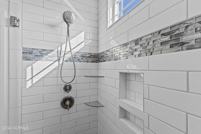 bathroom featuring a tile shower