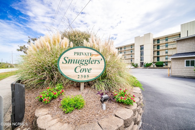 view of community / neighborhood sign