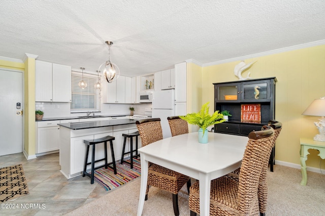 dining space featuring crown molding, sink, a notable chandelier, and a textured ceiling