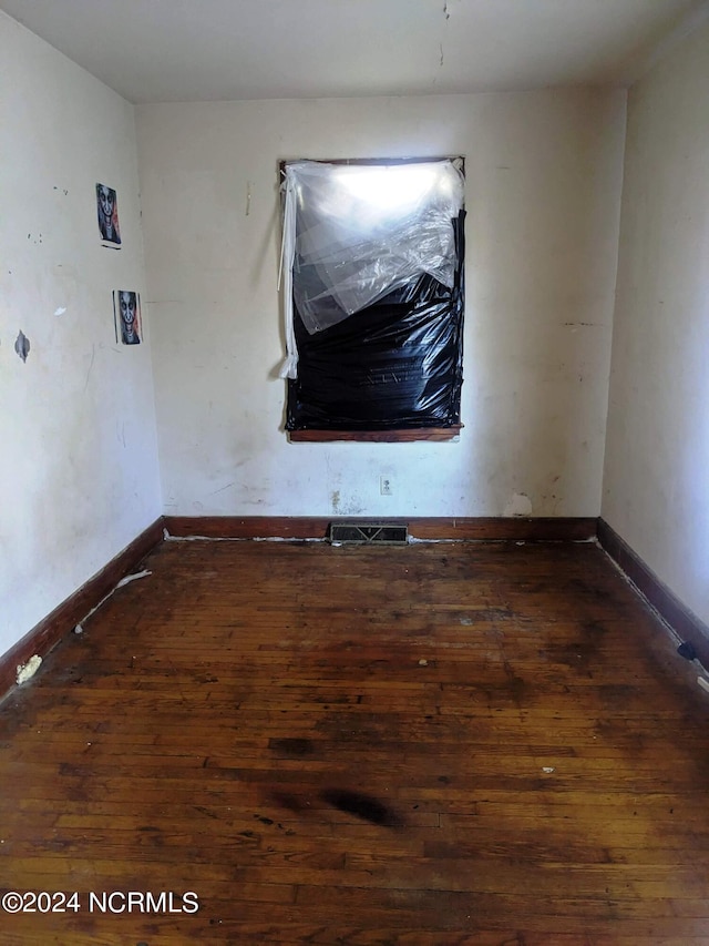 spare room featuring dark wood-type flooring