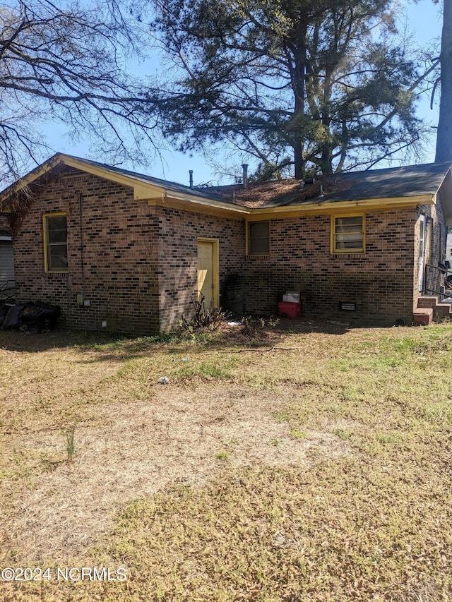 back of house featuring a yard