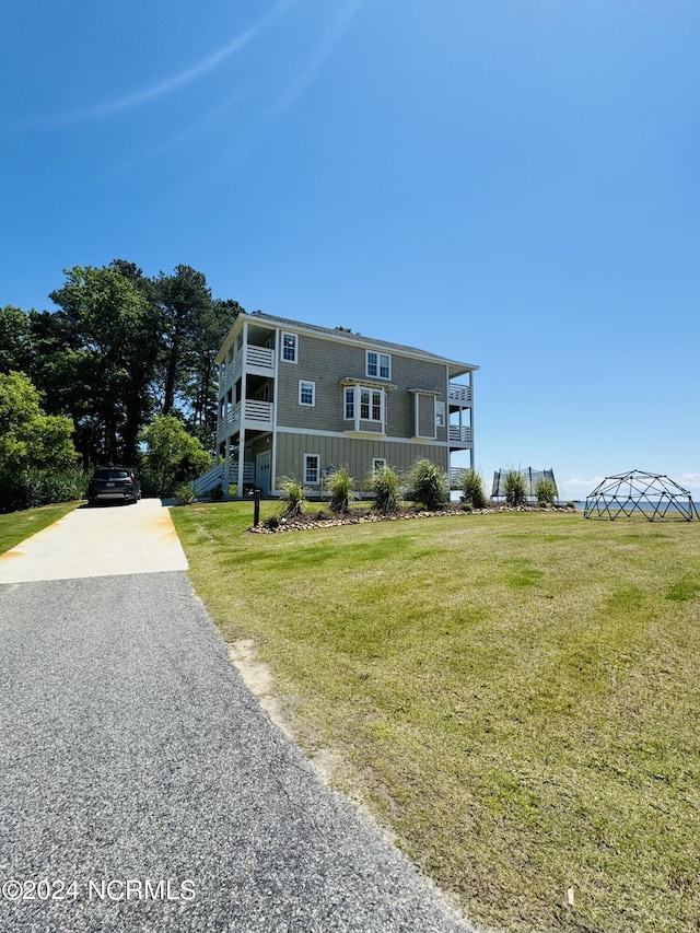 view of front of property featuring a front lawn