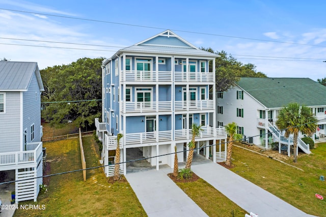 view of front of home with a carport and a front yard