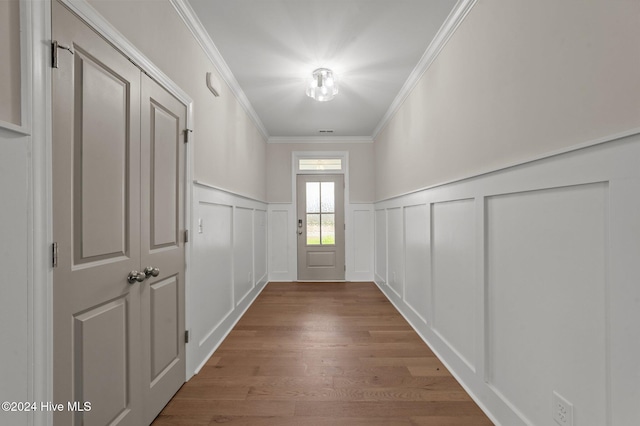 entryway with crown molding and light hardwood / wood-style flooring