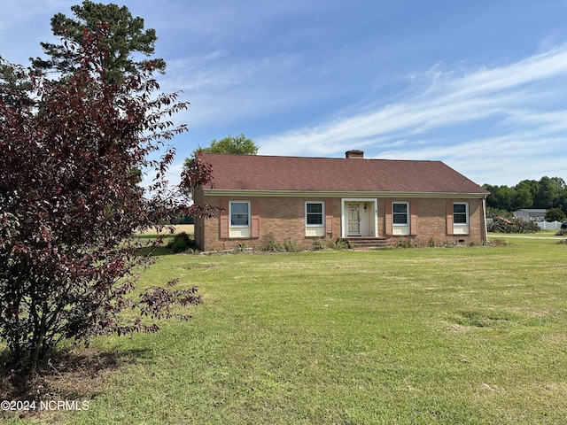 ranch-style house featuring a front yard