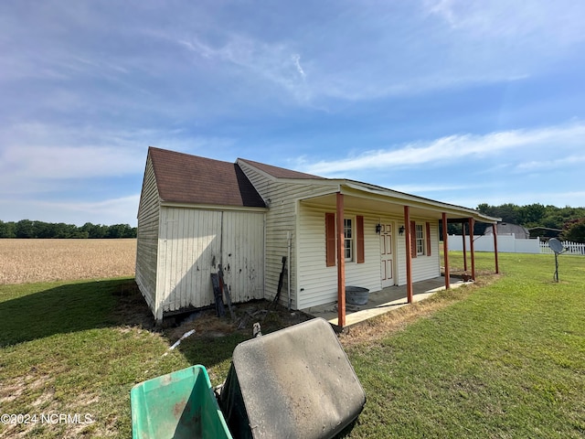 view of front of property featuring covered porch and a front lawn