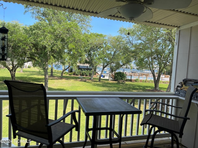 balcony featuring ceiling fan