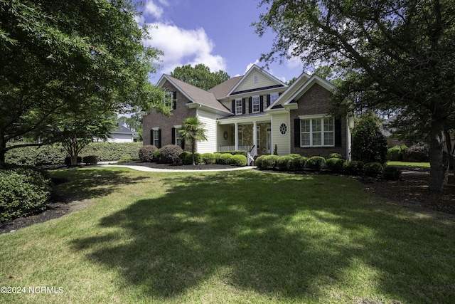 view of front facade featuring a front lawn