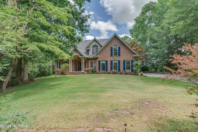 craftsman inspired home featuring a front lawn