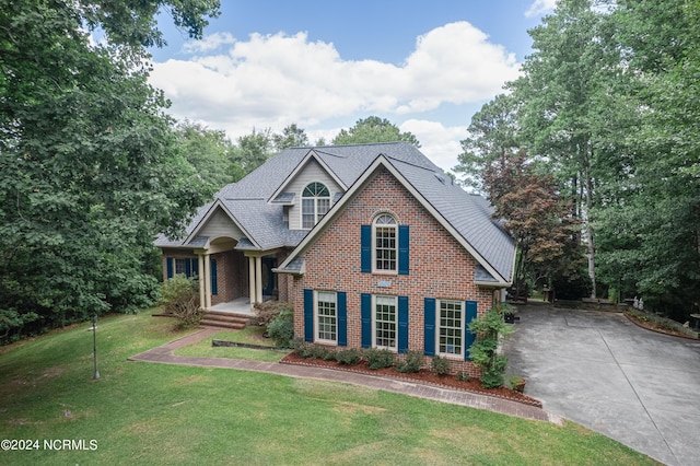 view of front of property featuring a front yard