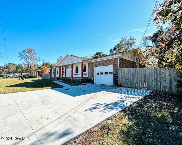 view of front facade featuring a garage and a front lawn