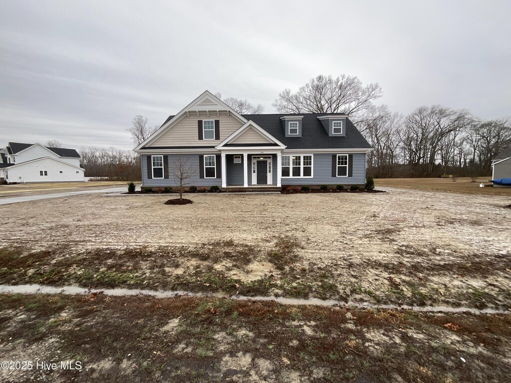 view of front of house featuring a front yard