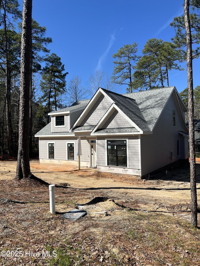 view of front of property featuring a front yard