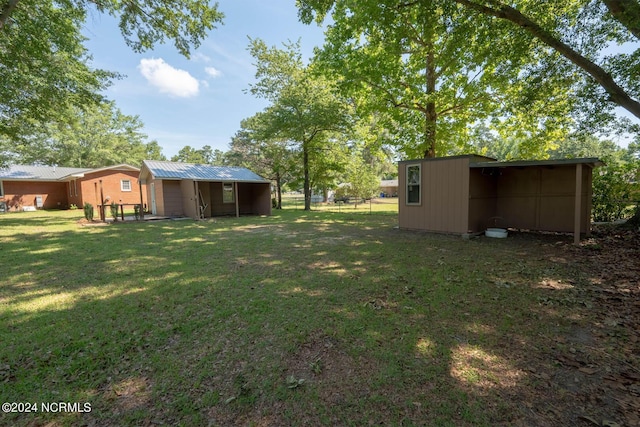 view of yard featuring an outdoor structure