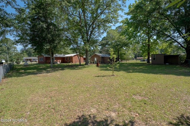 view of yard featuring an outdoor structure