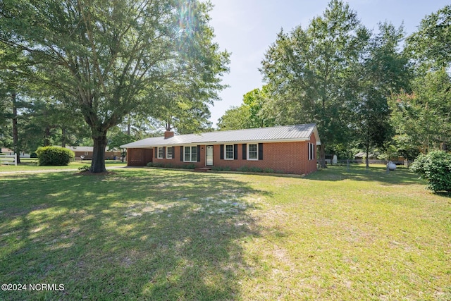 single story home with a front lawn