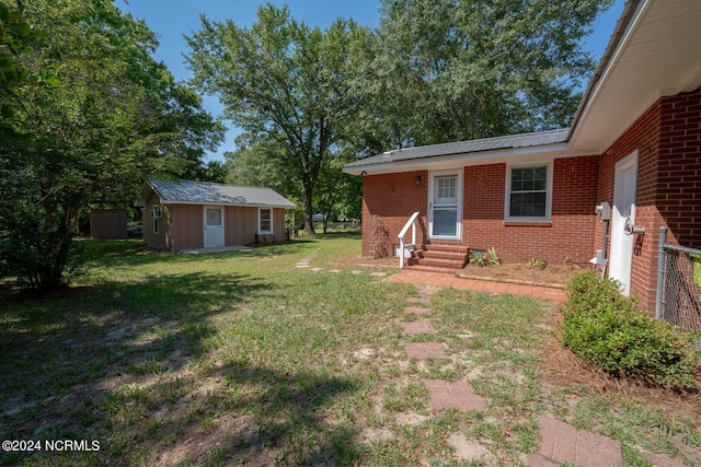 view of yard featuring a storage unit